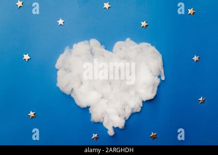 Digitaler Hintergrund für Neugeborene mit Wolken und Sternen auf blauem Hintergrund Stockfoto