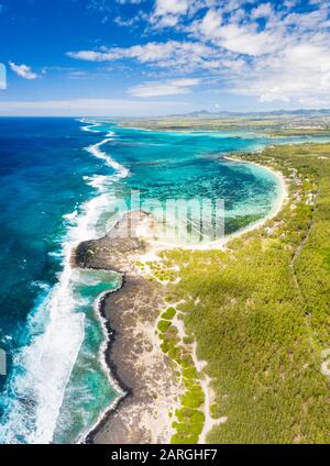 Luftpanorama vom tropischen öffentlichen Strand, der von den Meereswellen gewaschen wird, Poste Lafayette, Ostküste, Mauritius, Indischer Ozean, Afrika Stockfoto