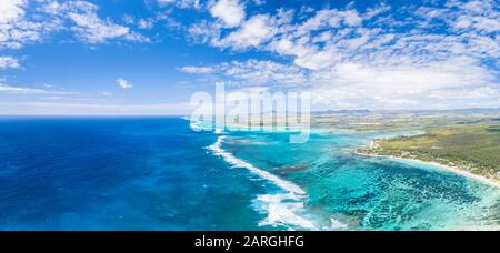 Luftpanorama von Wellen des Indischen Ozeans und türkisfarbenes Korallenriffs, Poste Lafayette, Ostküste, Mauritius, Indischer Ozean, Afrika Stockfoto