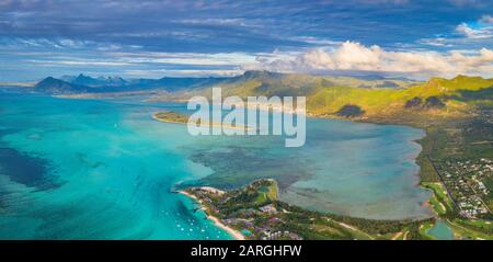 Panoramaaufnahmen der türkisfarbenen Lagune rund um Aux Benitiers und La Gaulette, Le Morne brabant, Mauritius, Indischer Ozean, Afrika Stockfoto