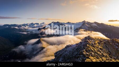 Luftpanorama mit niedrigen Wolken über den Gipfel Corno Tre Signori, Pizzo Tresero und Punta San Matteo, Valtellina, Lombardei, Italien, Europa Stockfoto