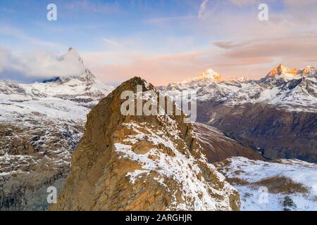 Luftbild Riffelhorn-Grat, Matterhorn und Dent Blanche bei Sonnenaufgang, Zermatt, Kanton Wallis, Schweizer Alpen, Schweiz, Europa Stockfoto