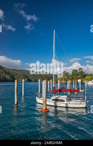 Segelboot am Yachthafen im Dorf Elaine Bay, Marlborough Sounds Maritime Park, Marlborough Region, South Island, Neuseeland Stockfoto
