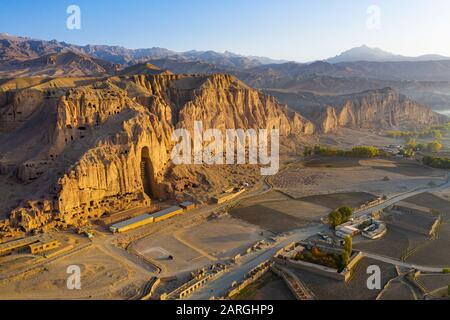 Luftaufnahme mit der Drohne des Standorts der großen Buddhas in Bamyan (Bamiyan), 2019 eingenommen, nach der Zerstörung, Afghanistan, Asien Stockfoto