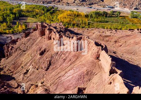 Luftbild von der Drohne Shahr-e Zuhak. Die rote Stadt Bamyan, Afghanistan, Asien Stockfoto