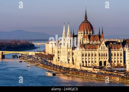 Das ungarische Parlament an der Donau, UNESCO-Weltkulturerbe, Budapest, Ungarn, Europa Stockfoto