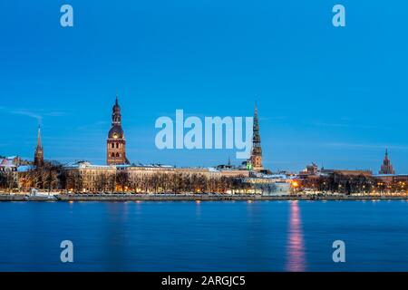 Rigas Skyline in der Nacht im Winter, Altstadt, UNESCO-Weltkulturerbe, Riga, Lettland, Europa Stockfoto