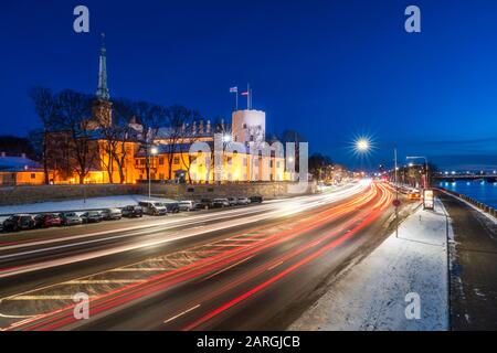 Rigas Skyline und Schloss des Präsidenten nachts in Winter, Altstadt, UNESCO-Weltkulturerbe, Riga, Lettland, Europa Stockfoto