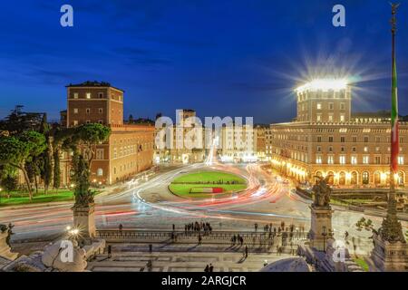 Piazza Venezia (Venedig-Platz) mit blauem Stundentakt mit Blick von Altare della Patria (Vaterlandsaltar), Rom, Latium, Italien, Europa Stockfoto