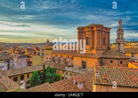 Dächer der Landschaft mit Flachbauten und der Basilika di Sant'Andrea delle Fratte in goldener Stunde mit Blick auf Rom, Latium, Italien und Europa Stockfoto