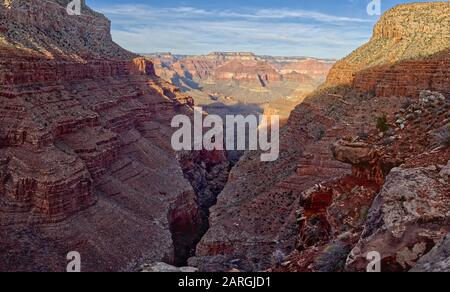 Der Einsiedler-Creek-Canyon ist vom Dripping Springs Trail im Grand Canyon, Grand Canyon National Park, UNESCO-Weltkulturerbe, Arizona, USA, aus zu sehen Stockfoto