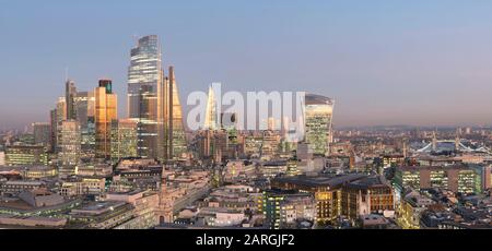 City of London, Square Mile, Panoramashows abgeschlossen 22 Bishopsgate Tower, London, England, Großbritannien, Europa Stockfoto
