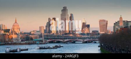 City of London, Square Mile, Panoramashows abgeschlossen 22 Bishopsgate Tower, London, England, Großbritannien, Europa Stockfoto