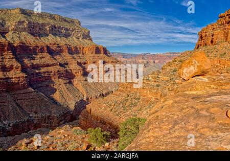 Blick auf den Hermit Creek Canyon von einer Klippe in der Nähe von Santa Maria Springs entlang des Hermit Trail, Grand Canyon National Park, UNESCO, Arizona, USA Stockfoto