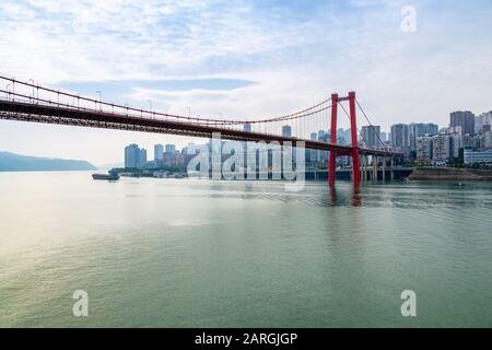 Blick auf die Hängebrücke über den Jangtsekiang bei Wanzhou, Chongqing, Volksrepublik China, Asien Stockfoto