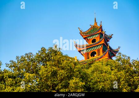 Blick auf die Shi Baozhai-Pagode am Jangtsekiang bei Wanzhou, Chongqing, Volksrepublik China, Asien Stockfoto