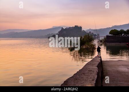 Blick auf die Shi Baozhai-Pagode bei Sonnenuntergang auf dem Jangtsekiang bei Wanzhou, Chongqing, Volksrepublik China, Asien Stockfoto