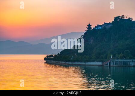 Blick auf die Shi Baozhai-Pagode bei Sonnenuntergang auf dem Jangtsekiang bei Wanzhou, Chongqing, Volksrepublik China, Asien Stockfoto