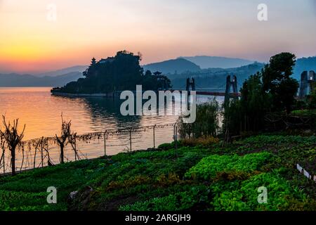 Blick auf die Shi Baozhai-Pagode bei Sonnenuntergang auf dem Jangtsekiang bei Wanzhou, Chongqing, Volksrepublik China, Asien Stockfoto