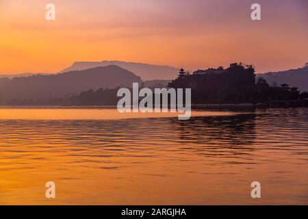 Blick auf die Shi Baozhai-Pagode in der Abenddämmerung am Jangtsekiang bei Wanzhou, Chongqing, Volksrepublik China, Asien Stockfoto