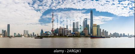 Blick auf die Skyline von Pudong und den Fluss Huangpu vom Bund, Shanghai, China, Asien Stockfoto