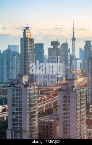 Blick auf die Skyline von Shanghai bei Sonnenaufgang, Luwan, Shanghai, China, Asien Stockfoto