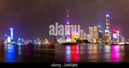 Blick auf die Skyline von Pudong und den Fluss Huangpu vom Bund, Shanghai, China, Asien Stockfoto