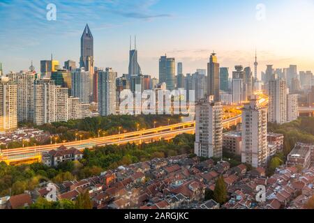 Blick auf die Skyline von Shanghai bei Sonnenaufgang, Luwan, Shanghai, China, Asien Stockfoto