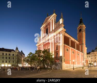 Die Kirche der Verkündigung der Franziskaner leuchtet nachts, In Der Altstadt, in Laibach, in Slowenien und in Europa Stockfoto