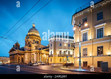 Außenansicht der Kathedrale von St. Isaac in der Nacht, UNESCO-Weltkulturerbe, Sankt Petersburg, Oblast Leningrad, Russland, Europa Stockfoto