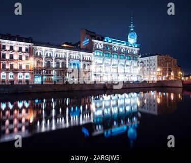 Au Pont Rouge Kaufhaus in der Nacht, St. Petersburg, Leningrader Oblast, Russland, Europa Stockfoto