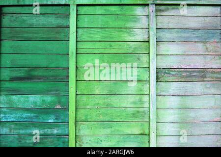 Horizontale Holzbretter, verwitterte grüne Farbe, Gradient. Stockfoto