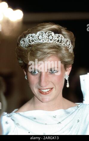 HRH Princess Diana besucht das Abendessen in Manama während ihrer Königlichen Tour durch Bahrain im November 1986. Diana trägt den Spencer Tiara. Stockfoto