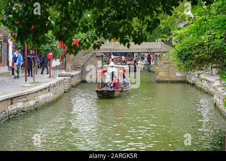 ZHUJIAJIAO, CHINA - 27. Okt. 2019- Blick auf einen Wasserkanal in Zhujiajiao (Pearl Stream), einer uralten Wasserstadt im Qingpu Distrikt in Shanghai, China. Stockfoto