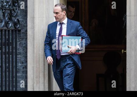 London, Großbritannien. Januar 2020. Dominic Raab, Staatssekretär für auswärtige Angelegenheiten und Commonwealth-Fragen, verlässt die 10 Downing Street nach einer Sitzung des nationalen Sicherheitsrates, die einberufen wurde, um die Rolle des chinesischen multinationalen Technologieunternehmens Huawei beim Aufbau des digitalen 5G-Netzwerks in Großbritannien zu beenden. Credit: Mark Kerrison/Alamy Live News Stockfoto