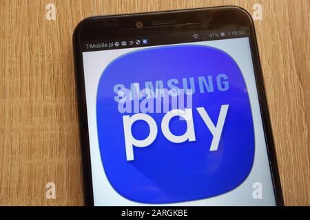 Das Samsung Pay Logo wird auf einem modernen Smartphone angezeigt Stockfoto