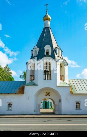 Pskov, Kirchturm der Michaeliskirche und Gabriel Erzengel aus Gorodets, heller, sonniger Tag Stockfoto