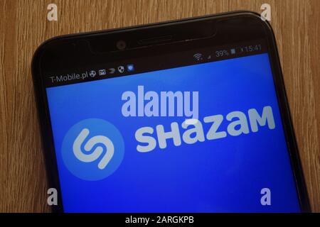 Das Shazam-Logo wird auf einem modernen Smartphone angezeigt Stockfoto