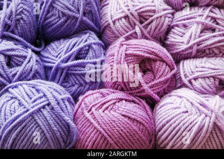 Many balls of yarn shades of lilac and purple Stockfoto