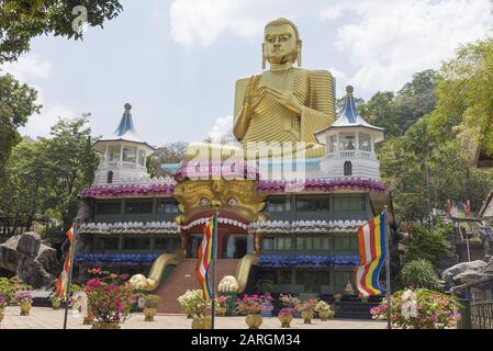 Dambulla, Sri Lanka: Die Hauptfassade des Goldenen Tempels des buddhistischen Museums zeigt den Zugang zum Besuchereingang. Platz für das Welterbe Stockfoto