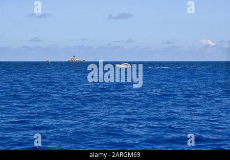 Fischerboot auf dem Meer, vor der Küste von St Anne's Bay, Praslin Island, Seychellen. Stockfoto