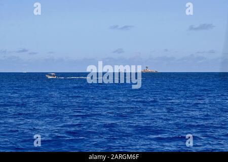 Fischerboot auf dem Meer, vor der Küste von St Anne's Bay, Praslin Island, Seychellen. Stockfoto