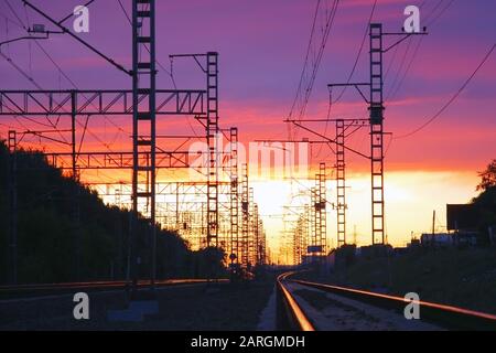 Abendblick auf die Eisenbahnstraße auf einem wunderschönen, dramatischen Hintergrund am Himmel bei Sonnenuntergang Stockfoto