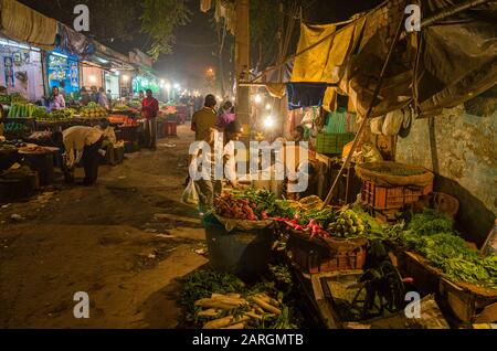 Nachtmarkt in Paharganj, dem städtischen Vorort, gegenüber dem Bahnhof Neu-Delhi Stockfoto