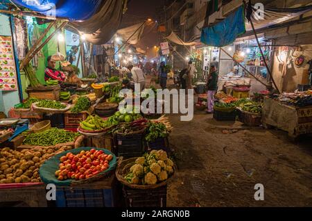 Große Auswahl an Gemüse wird auf dem Nachtmarkt in Paharganj verkauft, dem städtischen Vorort gegenüber dem Bahnhof Neu-Delhi Stockfoto