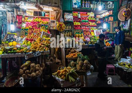 Nachtmarkt in Paharganj, dem städtischen Vorort, gegenüber dem Bahnhof Neu-Delhi Stockfoto