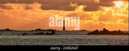 auf der Suche nach WSW von St. Agnes in Richtung der Bishop Rock Leuchtturm auf den Scilly-Inseln bei Sonnenuntergang Stockfoto