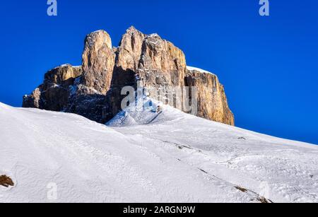 Vom Pass aus, der an einem herrlichen Wintertag auf dem Torri del Sella zu sehen ist Stockfoto