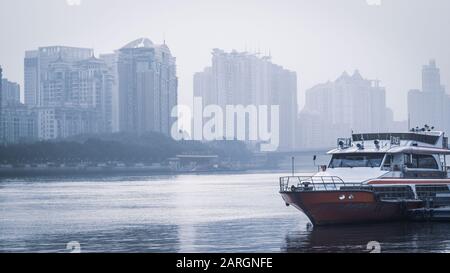 Dezember 2019 Perlfluss Guangzhou china, Bootstour auf dem Perlfluss stoppen Touristen zum Abendessen und erkunden die Stadt nachts Stockfoto