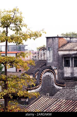 Das traditionelle Dach der Shawan-Altstadt, die in Guangzhou als Wok-Dächer mit Griffform bezeichnet wird. Die geschwungenen Dächer im Lingnan-Stil in der Altstadt .traditionelle Architektur Stockfoto